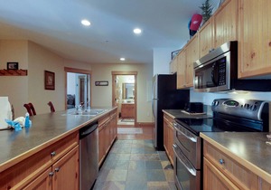 Condo with Shared Pool, Sauna & Hot Tub, WiFi, and Washer/Dryer - Walk to Gondola