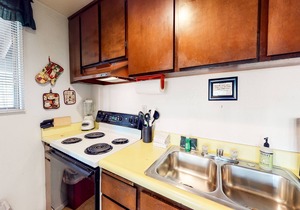 Contemporary condo near The Village with easy slope access, balcony & hot tub