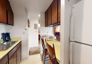 Contemporary condo near The Village with easy slope access, balcony & hot tub