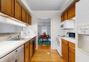 Convenient Dog-Friendly Townhouse w/Bay Views, Fast WiFi, A/C, Gas Grill, & More