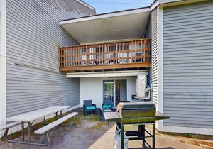 Convenient Dog-Friendly Townhouse w/Bay Views, Fast WiFi, A/C, Gas Grill, & More
