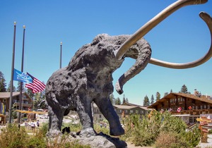 Convenient mountain getaway with views & on-site golf - near skiing