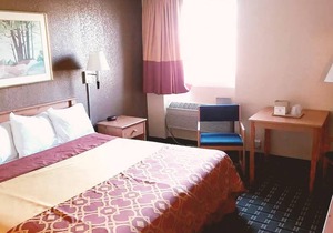 Coratel Inn & Suites by Jasper Mankato -Deluxe 1 King Bed NS