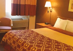 Coratel Inn & Suites by Jasper Mankato -Deluxe 1 King Bed NS