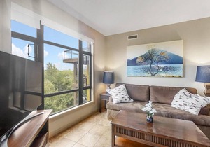 Corner Apartment with Lake View 518