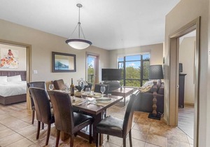 Corner Apartment with Lake View 518