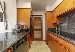 Corner condo on golf course with pool & hot tub access, & private washer/dryer