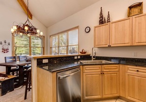Corral 3bd/3ba , Downtown Breckenridge, 3 King Beds, Walk to Ski Lift, Hot Tub