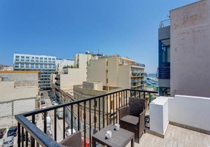 Cosy 1BR Penthouse with Terrace, Great Location