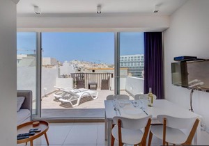 Cosy 1BR Penthouse with Terrace, Great Location