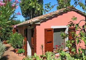 Cosy apartment in villa with pool, WIFI, TV, terrace, pets allowed, panoramic view and parking