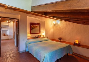 Cosy apartment in villa with WIFI, pool, TV, patio and parking, close to Greve In Chianti