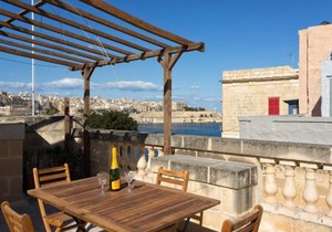 Cosy Maltese Townhouse Roof Terrace and Views
