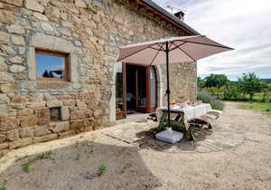 Cottage with fireplace, garden, and Wi-Fi in Les Salles