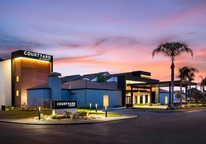 Courtyard by Marriott Fresno