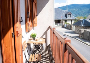 Cozy 2-Room Apartment with Balcony and Seasonal Pool Access in Vignec