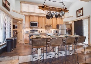 Cozy 2BR Condo Near Peak 8 & Town w/Hot Tub Access
