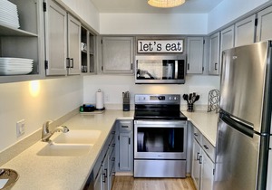 Cozy condo, Ski-in, one block from Main Street