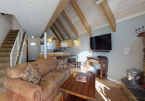 Cozy condo with fireplace - near lake, skiing & hiking