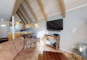 Cozy condo with fireplace - near lake, skiing & hiking