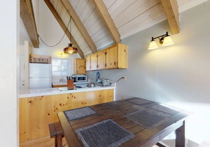 Cozy condo with fireplace - near lake, skiing & hiking