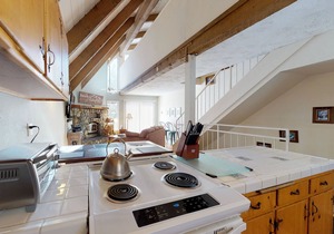 Cozy condo with fireplace - near lake, skiing & hiking