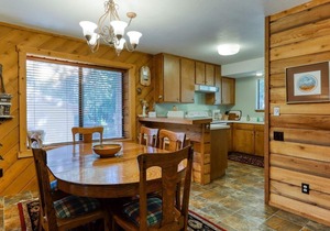 Cozy Condo with WiFi, Pool & Hot Tub - Near the Huntington Lake Marina