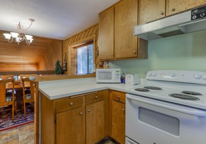 Cozy Condo with WiFi, Pool & Hot Tub - Near the Huntington Lake Marina