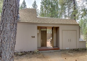 Cozy Dog-Friendly Home with Private Hot Tub, Four SHARC Passes, Close to Village