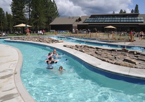 Cozy Dog-Friendly Home with Private Hot Tub, Four SHARC Passes, Close to Village