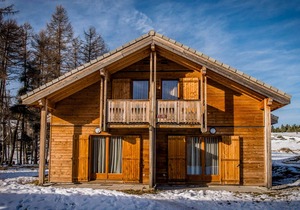 Cozy Duplex Chalet for 8 with Terrace, Ski Storage & Pool Access, 300m from Slopes