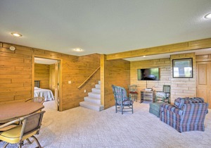 Cozy Expansive Lakefront Getaway w/ Spacious Deck!