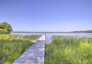 Cozy Expansive Lakefront Getaway w/ Spacious Deck!