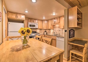 Cozy Family Condo in Mammoth Lakes with Balcony