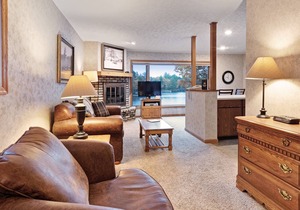 Cozy lakefront villa w/shared docks, boat rentals & on-site restaurant - dogs OK
