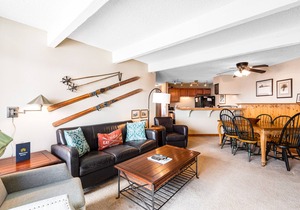 Cozy mountain view condo w/private balcony