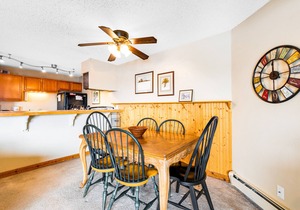 Cozy mountain view condo w/private balcony