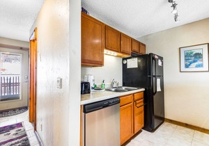 Cozy mountain view condo w/private balcony