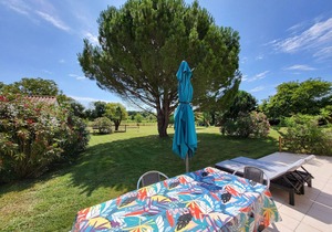 Cozy Renovated House, 4 Guests, Near Beach & Shops, Large Shared Garden with Trampoline & Swing