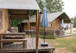 Cozy safari tent with kitchen, in a holiday park with the beach at 1 km.