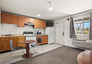 (Cozy studio, 1BED, 1BA, w/kitchen)