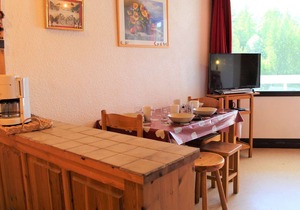 Cozy studio in Vars with balcony, near slopes and shops, parking included