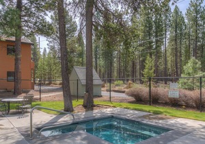 Cozy sweetheart condo w/ fireplace. Perfect for a Sunriver getaway!