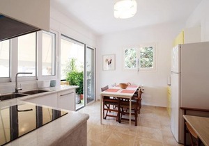 Cozy Three Bedroom Apartment in Varkiza