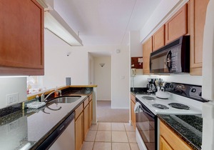 Cozy townhome with on-site pools, hot tub, tennis, game room & gym