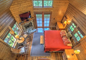 Cozy, updated cabin in Village of Cheshire/Black Mountain. Includes Biltmore!