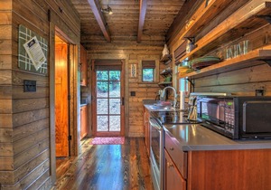 Cozy, updated cabin in Village of Cheshire/Black Mountain. Includes Biltmore!