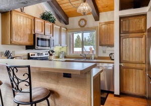 Cozy, updated condo w/shared sauna, pool & hot tub - close to Eagle Lodge