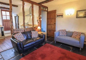 CRAGG COTTAGE, family friendly, character holiday cottage in Lindale