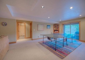 Creekside Home - Great Location & Private Hot Tub!